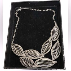 Vintage silver  metal sparkles bold leafs statement necklace